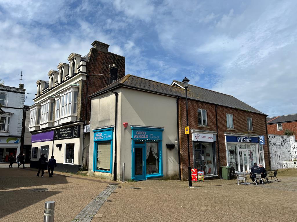 Lot: 108 - SUBSTANTIAL TOWN CENTRE INVESTMENT WITH CONSENT FOR FIVE ADDITIONAL FLATS - The building from Angesea Street